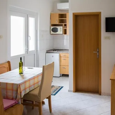 In With Balcony, Air Conditioning, Wifi, Washing Machine