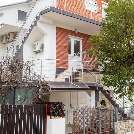In With Balcony, Air Conditioning, Wifi, Washing Machine *