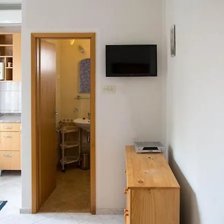 In With Balcony, Air Conditioning, Wifi, Washing Machine